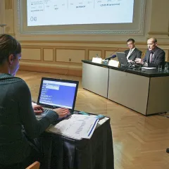 Guvernér na tiskové konferenci (2009)