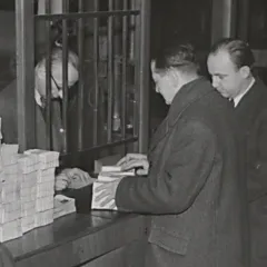Fronty lidí na přepážce při měnové reformě (1945)