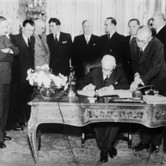 Prezident Beneš podepisuje znárodňovací dekrety (1945), ČTK
