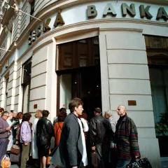 Fronta před pobočkou České banky po vyhlášení odebrání licence (1995), Zbyněk Stanislav, ČTK