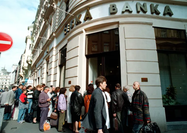 Fronta před pobočkou České banky po vyhlášení odebrání licence (1995), Zbyněk Stanislav, ČTK