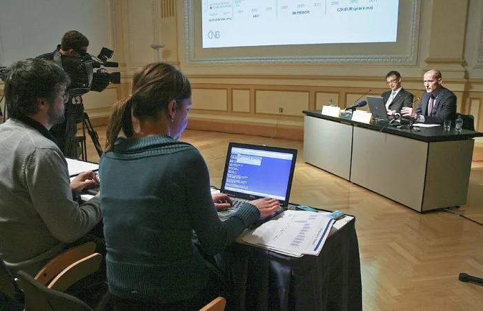 Guvernér Tůma na tiskové konferenci (2009)