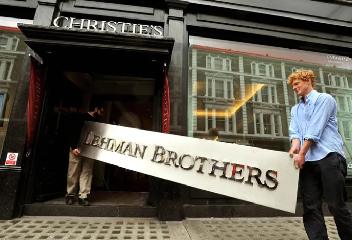 Zaměstnanci Christie's se znakem Lehman Brothers (2010), John Stillwell, AP