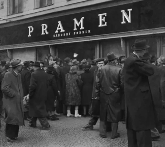 Fronta před obchodem s potravinami s volnými cenami (1949), Novák Rostislav, ČTK