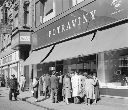 Fronta před prodejnou s volnými cenami (1949), Švorčík Věněk, ČTK