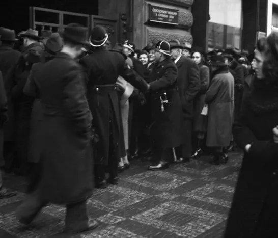 Fronty lidí při měnové reformě před Zemskou bankou pro Čechy (1945), ČTK