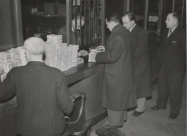 Fronty lidí na přepážce při měnové reformě (1945)