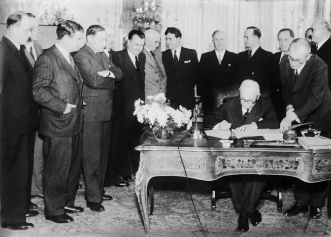 Prezident Beneš podepisuje znárodňovací dekrety (1945), ČTK