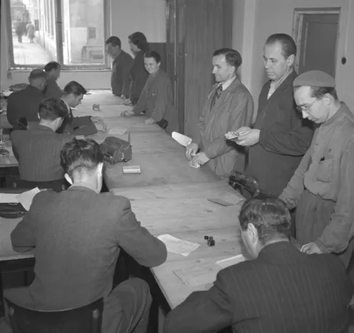 Výměnné středisko v Tesle - Hloubětín při peněžní reformě (1953), Kocian František, ČTK